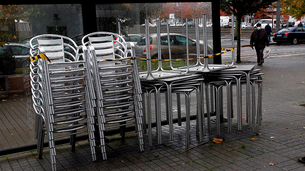 Vista de las sillas y las mesas apiladas en una terraza de un bar cerrado por la crisis del coronavirus. EFE/Kiko Delgado