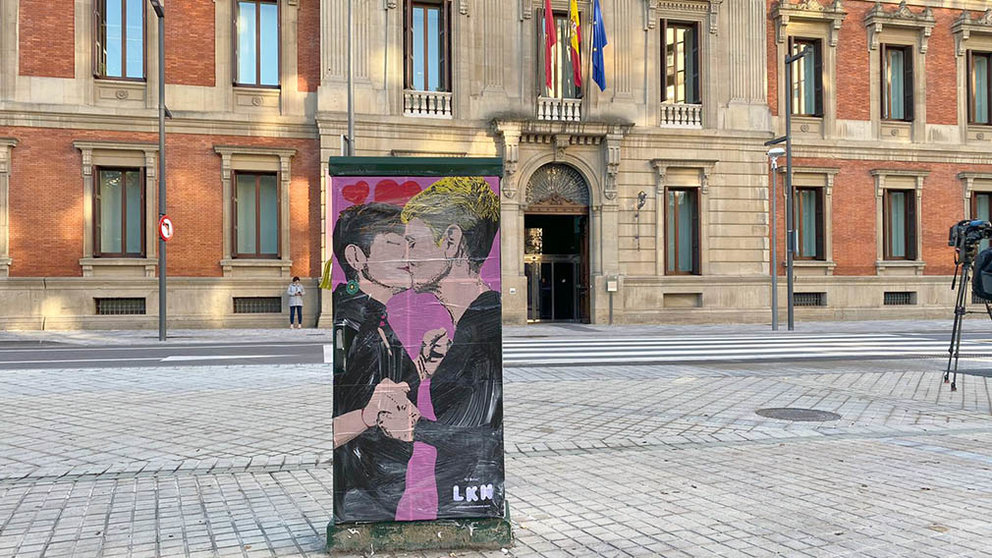El artista callejero LKN dibuja el beso entre María Chivite (PSN) y Bakartxo Ruiz (Bildu) (1)