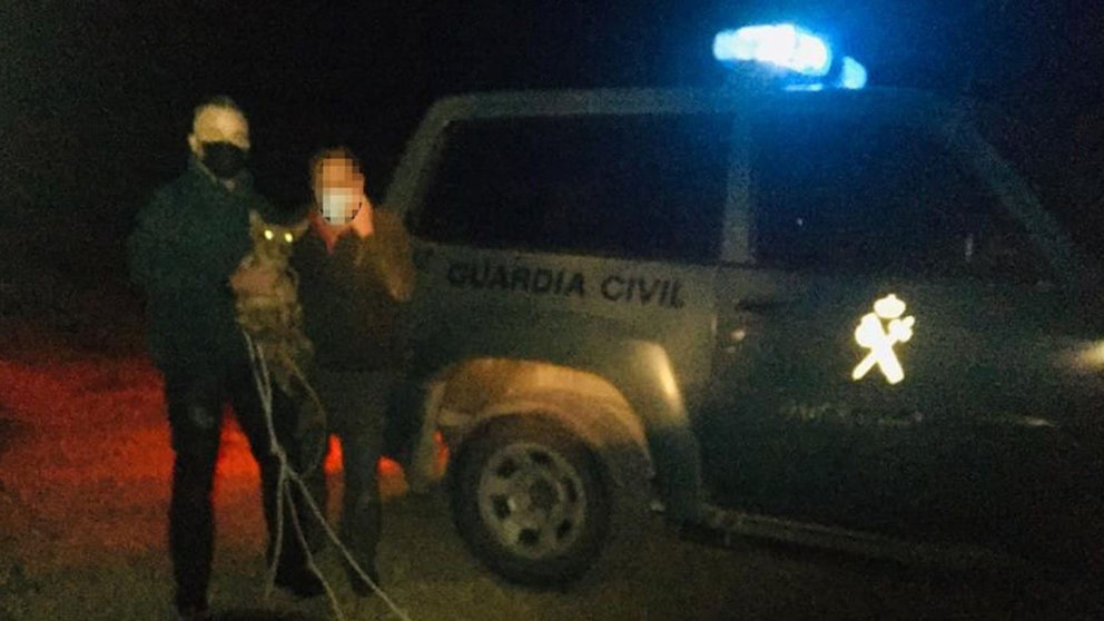 La Guardia Civil rescata a un perro que se había caído a un pozo en Artajona. GUARDIA CIVIL
