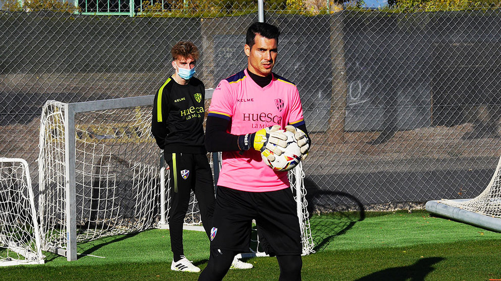Andrés Fernández en un entrenamiento con el equipo oscense. @SDHuesca.