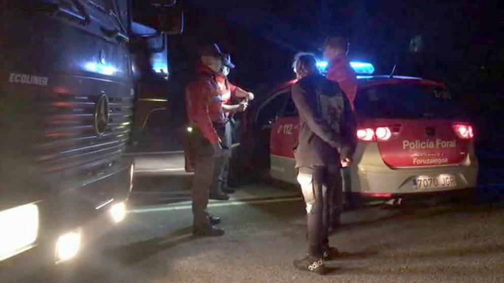 Agentes de la Policía Foral detienen a un camionero positivo en cinco drogas, sin seguro, sin ITV y con una navaja. POLICÍA FORAL