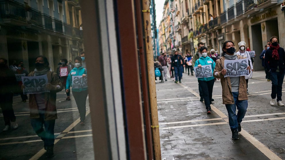 Cientos de personas se manifiestan por las calles del Casco Antiguo de Pamplona en apoyo a la hostelería, cerrada por el Gobierno desde hace más de dos semanas. PABLO LASAOSA