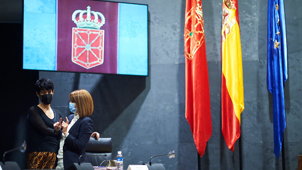 Elma Sáiz habla con María Jesús Valdemoros en el Parlamento. PABLO LASAOSA