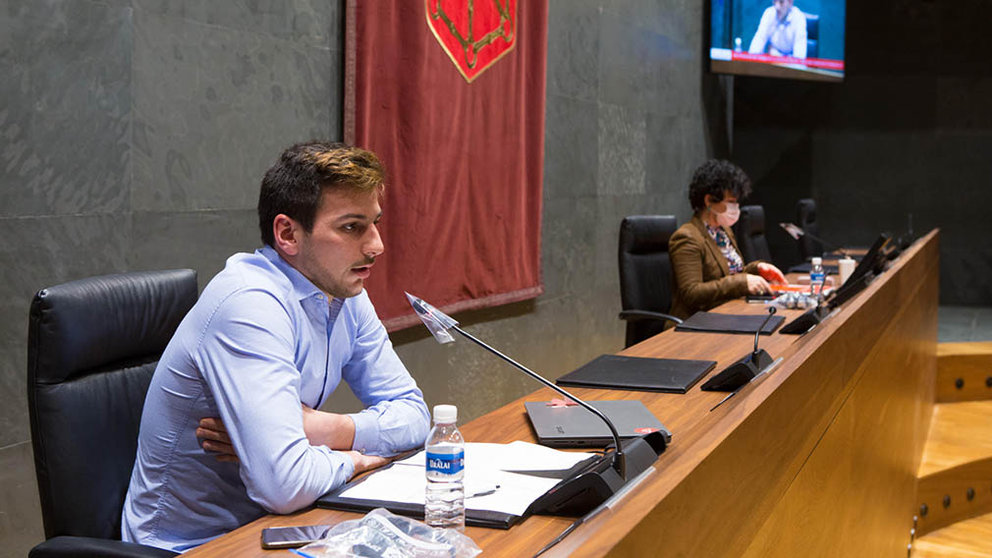 La vicepresidenta del Parlamento de Navarra, Inma Jurío, y el presidente del Consejo de la Juventud de Navarra (CJN), Juan Gutiérrez. CEDIDA