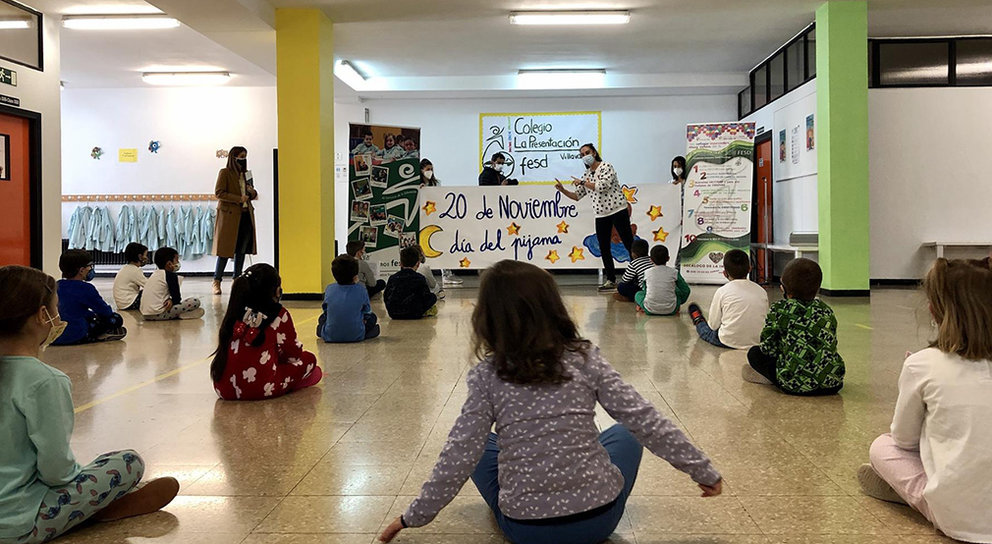 Niños del colegio La Presentación escuchan a Leyre Arraiza contar el cuento 'La llegada de Mateo' - MAGALE