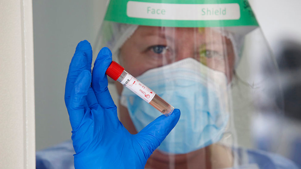 Una enfermera realiza test PCR para la detección del COVID-19 
Jorge Peteiro / Europa Press