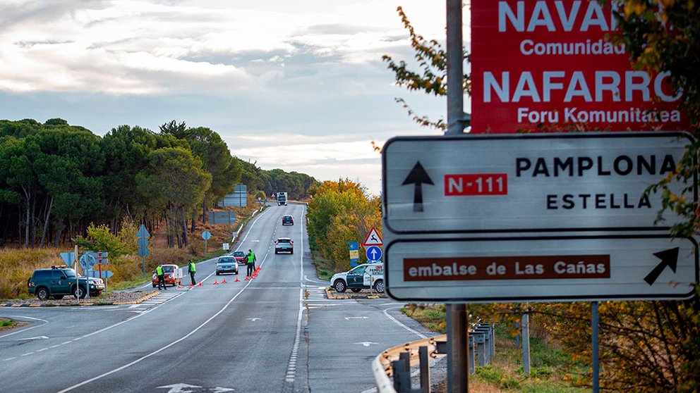 Vista del control de la Guardia Civil en el límite entre Navarra y La Rioja por las restricciones del coronavirus. EFE/Raquel Manzanares