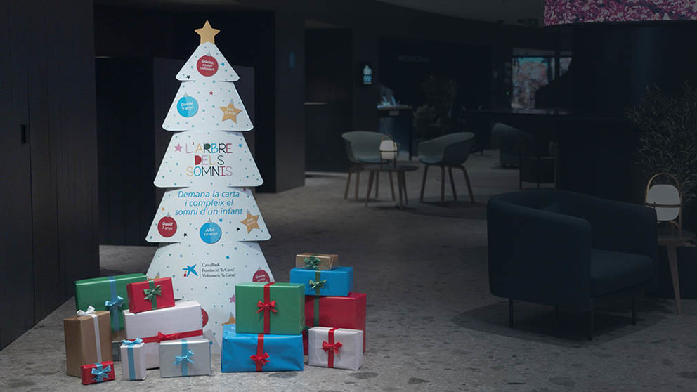 'El árbol de los sueños', una iniciativa para que 335 niños navarros en situación de pobreza consigan su regalo de Navidad. CAIXABANK