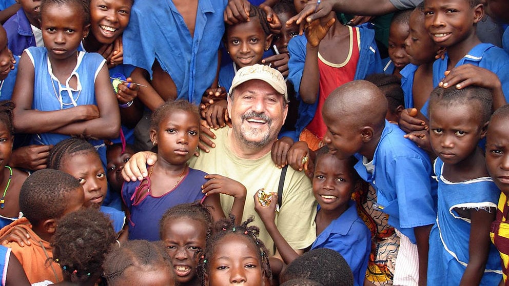 El misionero navarro José Luis Garayoa ha fallecido víctima de coronavirus. En la imagen, en uno de sus momentos en Sierra Leona.