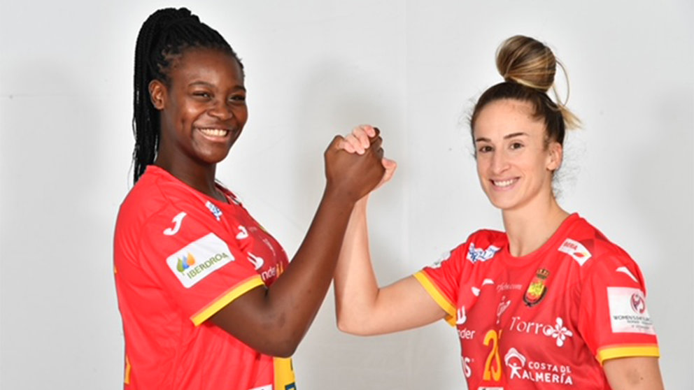 Dos jugadoras navarras en la selección española absoluta de balonmano, Lysa Tchatchet y Nerea Pena.