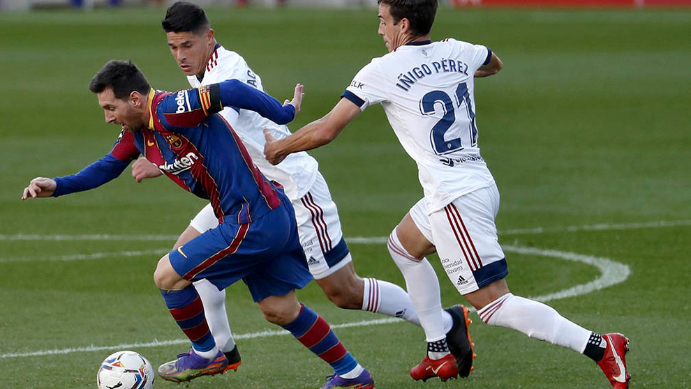El delantero del Barcelona Leo Messi (i) intenta controla el balón perseguido por Facundo Sebastián (c) e Iñigo Pérez (d), del Osasuna, durante el partido de la úndecima jornada de la Liga de Primera División disputado este domingo en el Camp Nou. EFE/ Andreu Dalmau