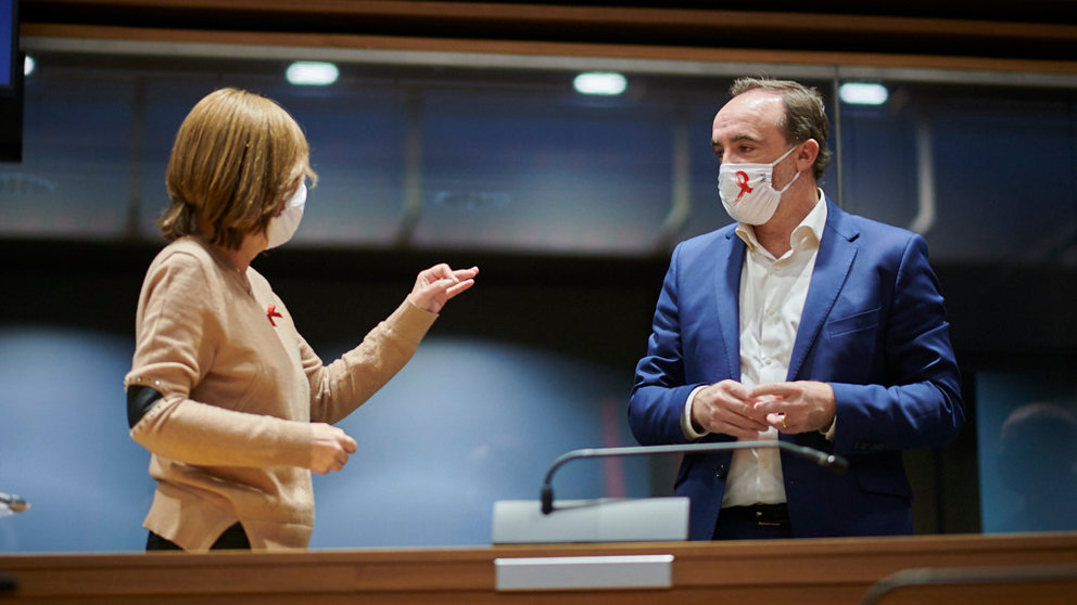 Uxue Barkos(i) habla con Javier Esparza en el Parlamento de Navarra. PABLO LASAOSA