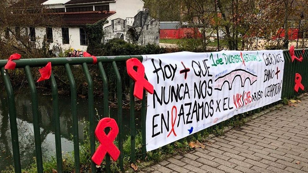 Las entidades que luchan contra el VIH hacen un llamamiento a la población a que coloque un lazo rojo en el Puente de Curtidores, durante el mes de diciembre. GOBIERNO DE NAVARRA