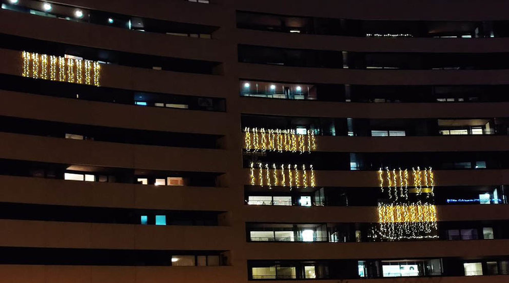 Las luces de Navidad decoran los balcones de varias viviendas de Erripagaña. CEDIDA