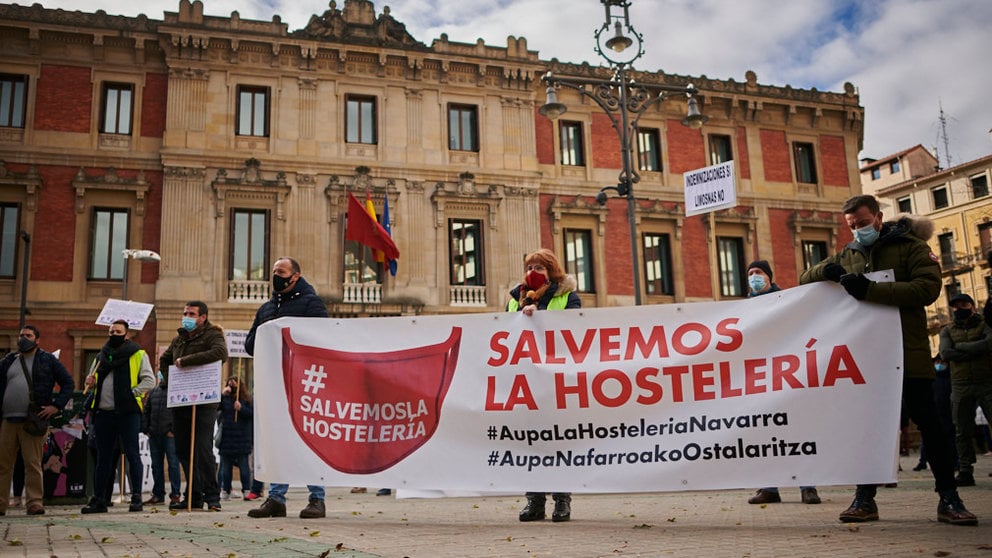 Asociaciones profesionales de hostelería, sector primario y transporte, entre otros, convocan una manifestación a pie y en coche por las calles de Pamplona para pedir la reapertura de los establecimientos hosteleros. PABLO LASAOSA