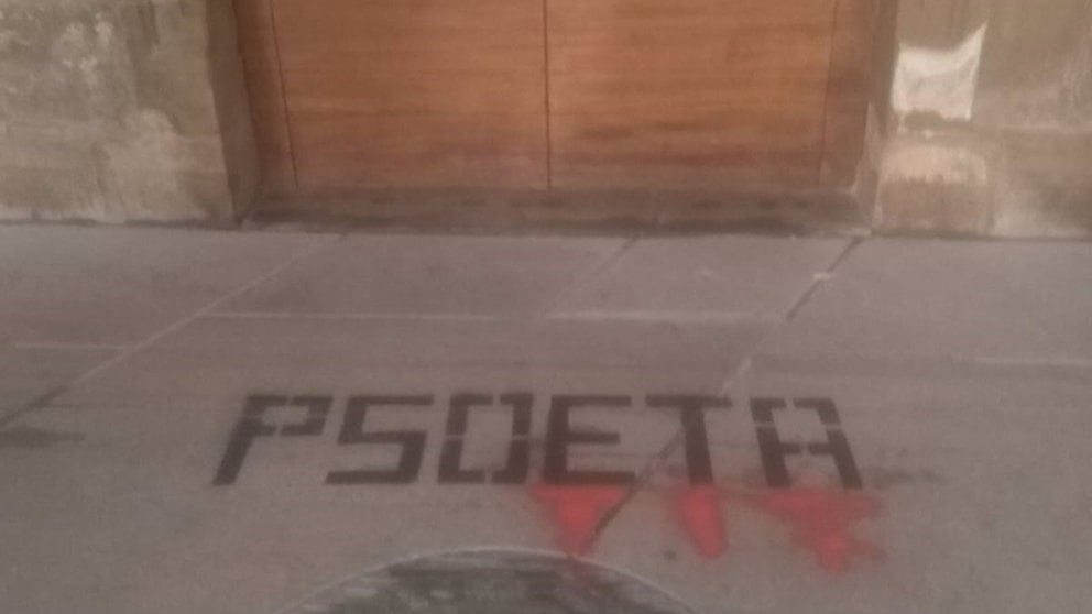 Pintada aparecida ante la puerta del Ayuntamiento de Viana contra el PSOE. @PSNPSOE
El PSN ha condenado la aparición de unas "lamentables pintadas" aparecidas en la puerta del Ayuntamiento de Viana con el mensaje 'PSOETA'.

ESPAÑA EUROPA SOCIEDAD NAVARRA
@PSNPSOE