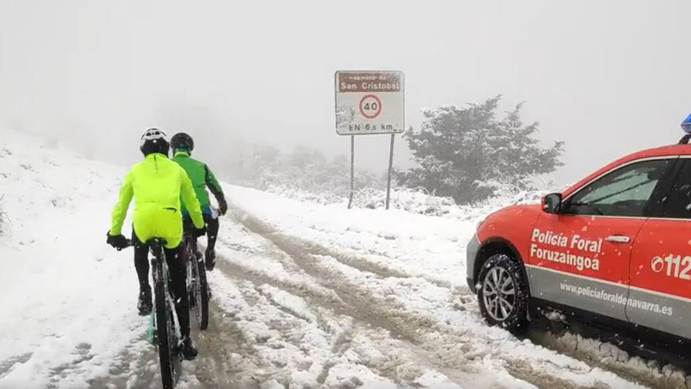 Dos ciclistas tratan de ascender al monte Ezkaba. POLICÍA FORAL