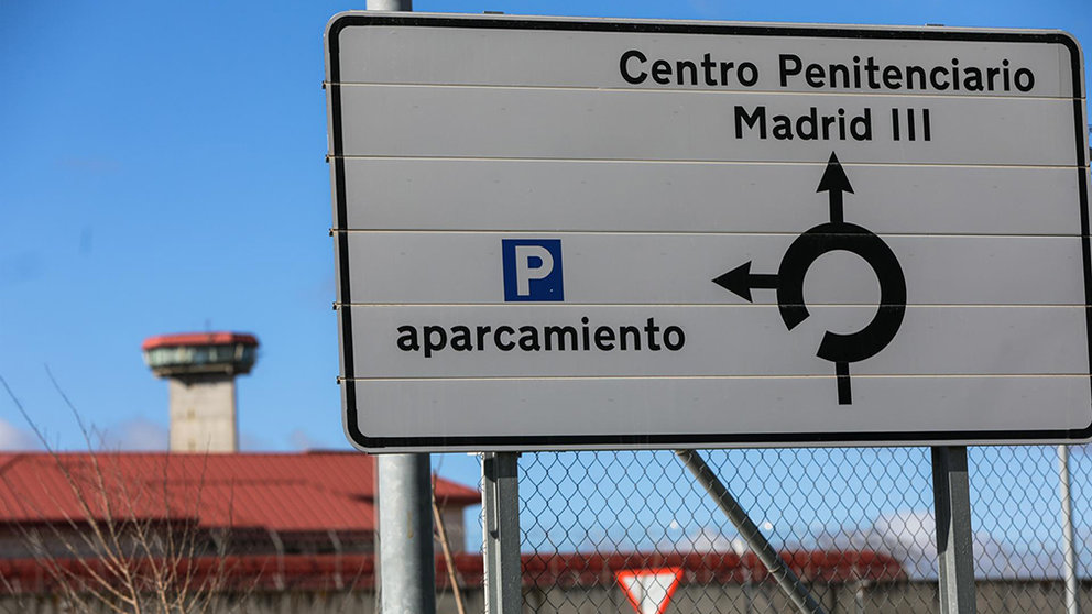 Un cartel indica la dirección a la entrada de la Cárcel de Valdemoro/Centro Penitenciario Madrid III, junto al exterior de la prisión, en Valdemoro (Madrid). EUROPA PRESS