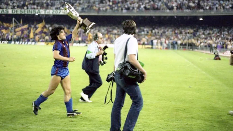 Diego Armando Maradona celebra uno de los títulos conseguidos con el Barça en su etapa de jugador en el conjunto culé. FOTO: FC BARCELONA