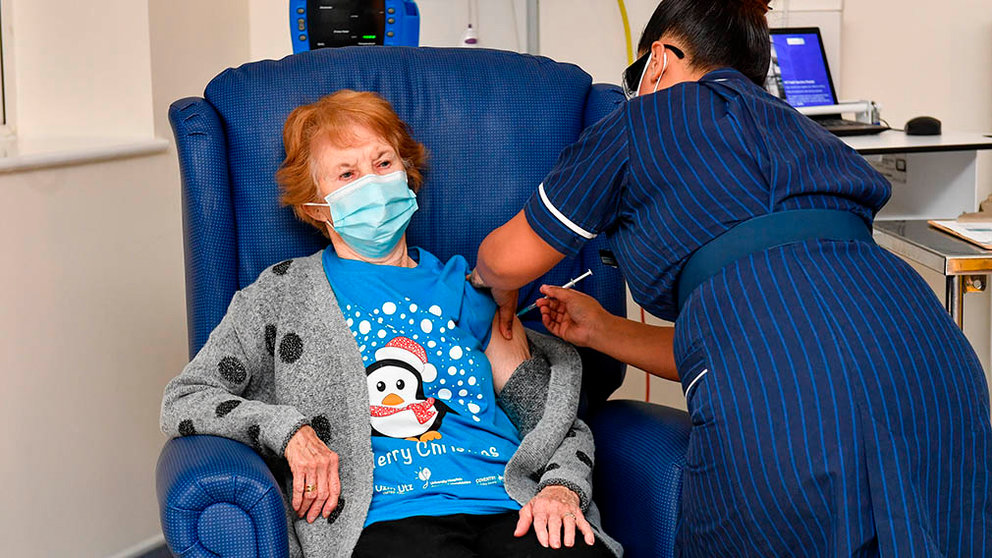 Una mujer de 90 años, la primera del mundo en recibir la vacuna de Pfizer.  EFE/EPA/Jacob King /