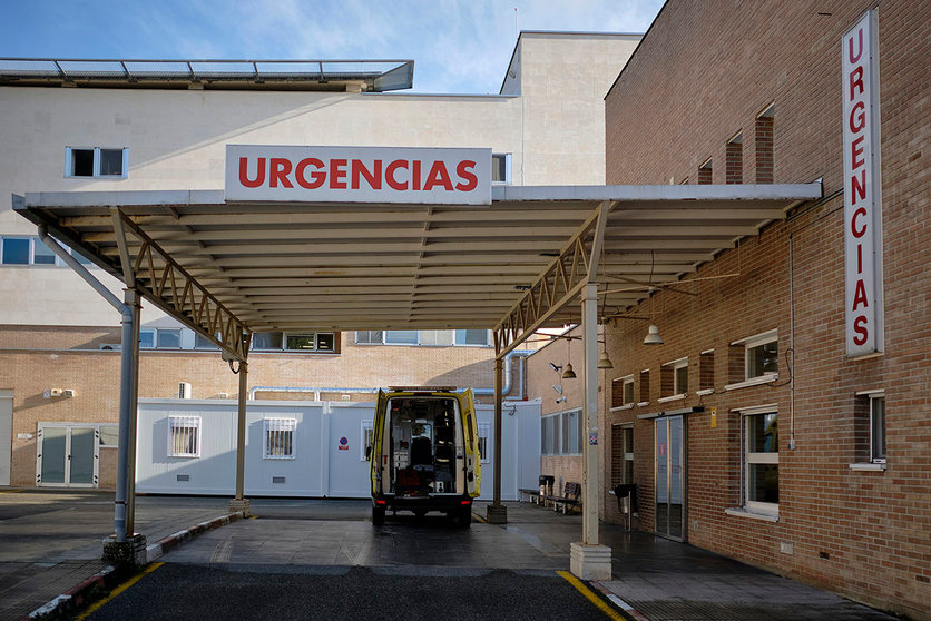 La ambulancia espera a las puertas de las urgencias del hospital de Estella a que los Técnicos dejen al paciente. MIGUEL OSÉS