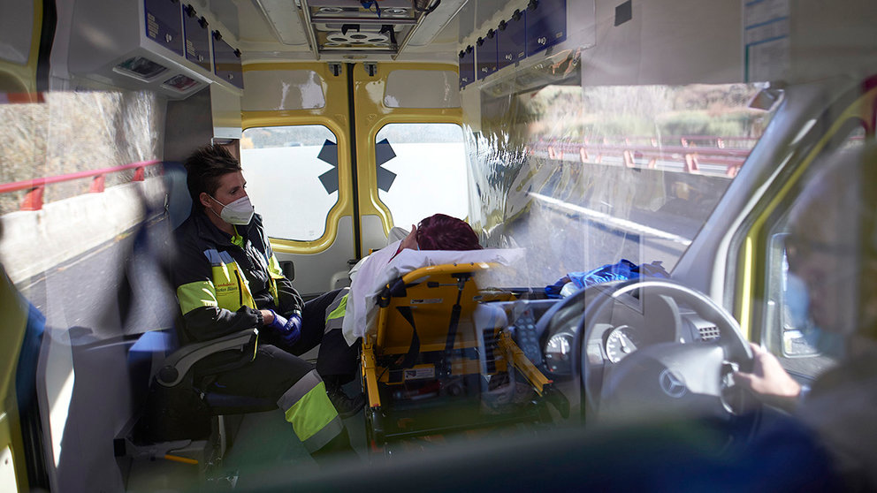 Elena Sádaba, Técico en Emergencias Sanitarias, acompaña a la paciente dentro de la ambulancia para tranquilizarla durante el traslado al hospital. En el reflejo se puede ver a Carlos Marco, conductor de la ambulancia. MIGUEL OSÉS