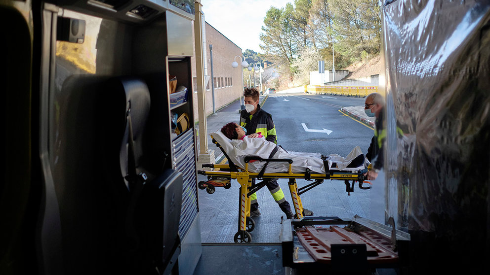 Una ambulancia recoge a un paciente en Estella. MIGUEL OSÉS