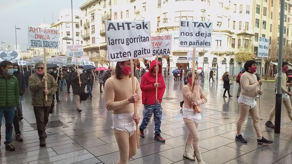 Manifestación en Pamplona para pedir que la inversión del TAV se destine a gasto social. CEDIDA