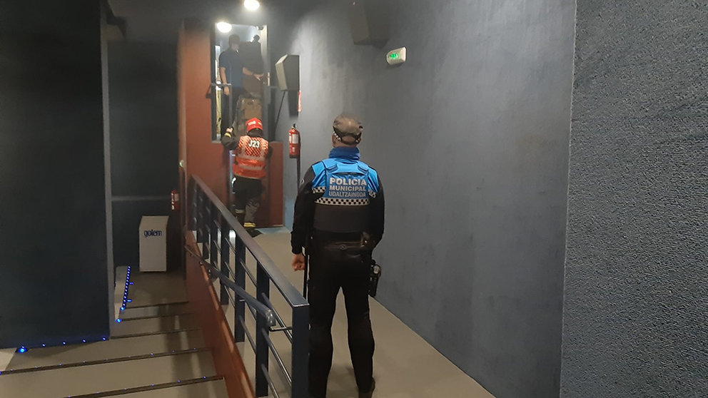 Bomberos y Policía Municipal de Pamplona durante la extinción de un pequeño incendio eléctrico en una sala de cine de Pamplona. POLICÍA MUNICIPAL