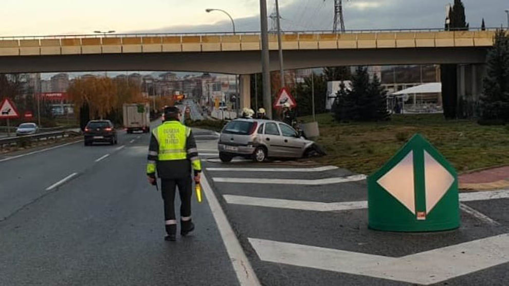 Agentes de la Guardia Civil han atendido el accidente en el acceso de Pamplona en Cordovilla.