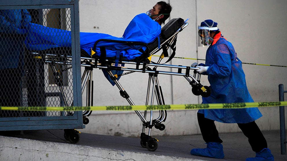 Personal de salud ingresa a un paciente con Covid en un hospital de México. EFE/Luis Torres