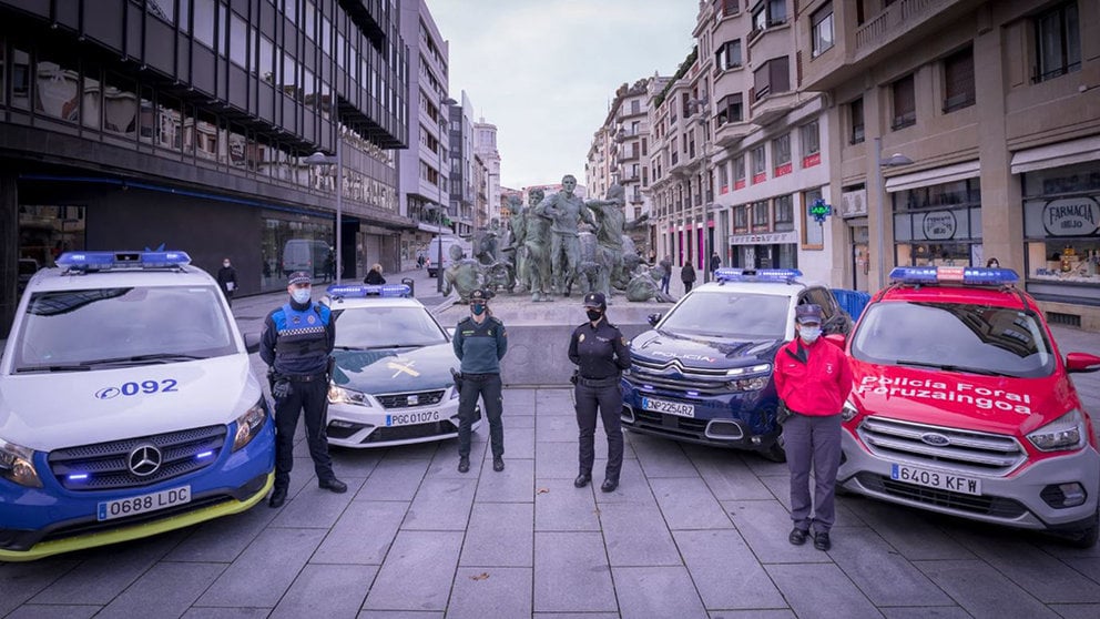 Los cuatro cuerpos policiales de Navarra en la estatua del encierro, en Pamplona. CEDIDA