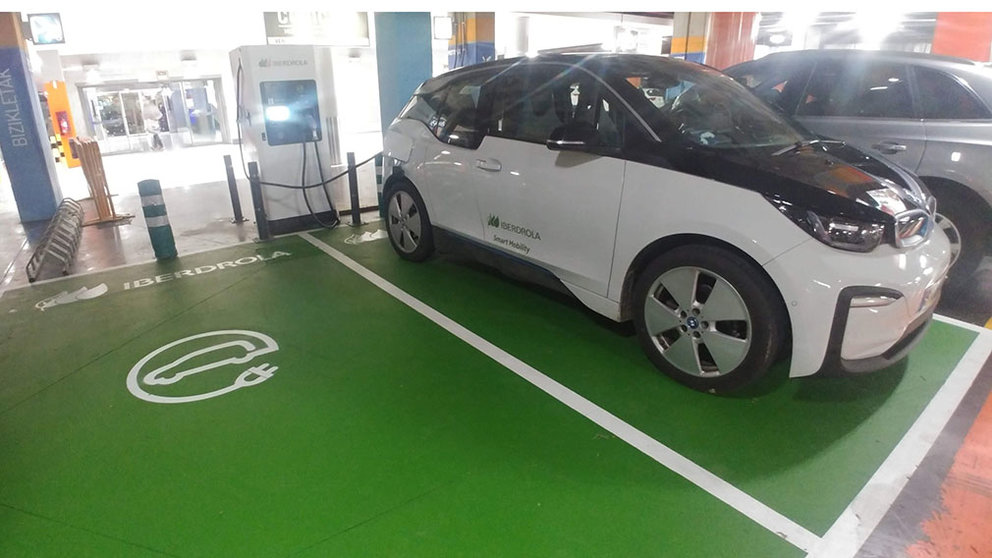 Nuevo punto de carga de vehículos eléctricos en el centro comercial Itaroa Huarte. CEDIDA
