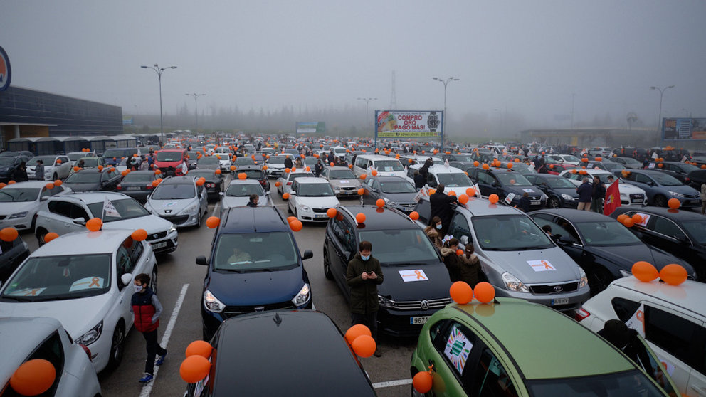 Manifestación de vehículos convocada por la plataforma 'Más Libres, Más plurales y más iguales' en contra de la 'Ley Celaá'. MIGUEL OSÉS