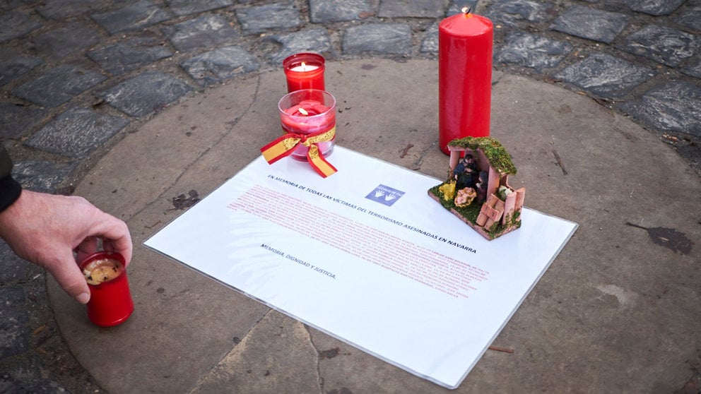 Vecinos de Paz colocan un Belén con velas en la Vuelta del Castillo en recuerdo y homenaje a las víctimas del terrorismo, en el lugar donde fue asesinado por ETA Juan Atarés en 1985. PABLO LASAOSA
