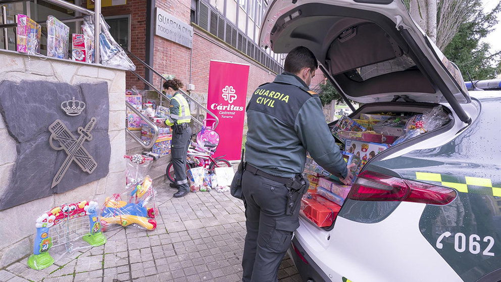 Agentes de la Guardia Civil de Navarra donan juguetes para casi 250 niños. GUARDIA CIVIL DE NAVARRA