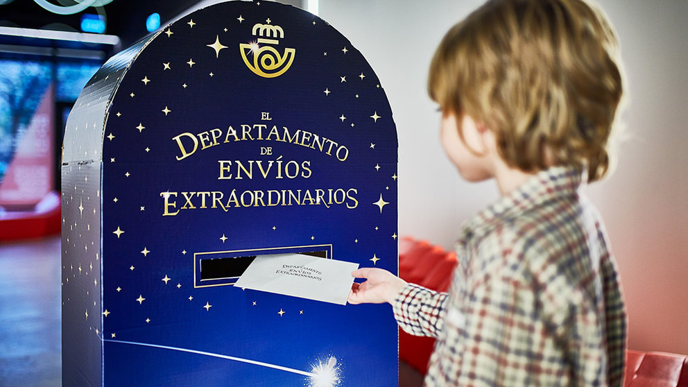Un niño deposita su carta a través del Departamento de Envios Extraordinarios instalado en las oficinas de Correos. CEDIDA