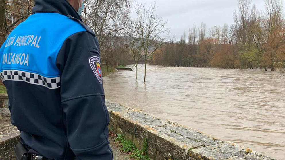 La Policía Municipal de Pamplona cierra las pasarelas peatonales que atraviesan el río en las inmediaciones del Club Natación. TWITTER