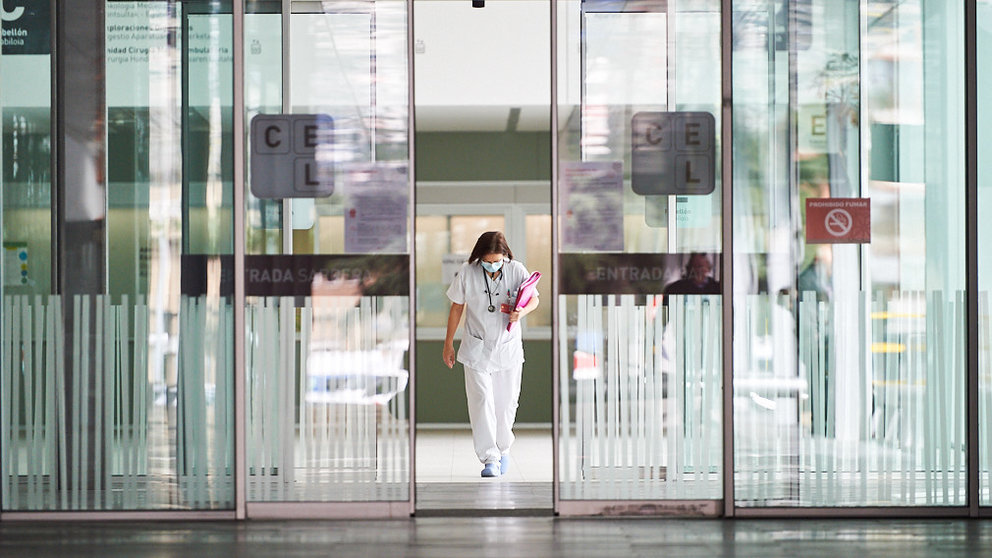 Una enfermera sale del Complejo Hospitalario de Navarra durante los primeros días de la pandemia del coronavirus. MIGUEL OSÉS