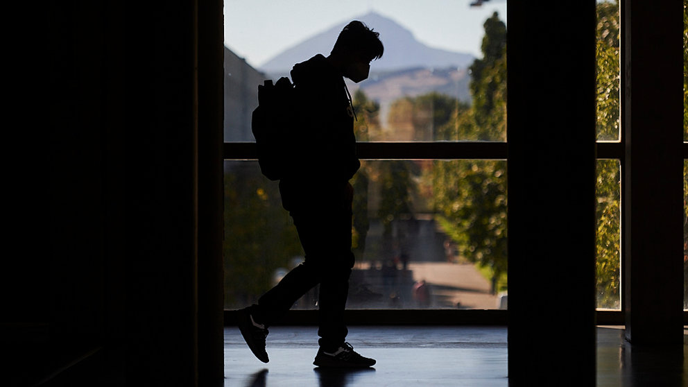 Un joven con mascarilla camina por los pasillos de la UPNA, durante el 2 de septiembre, primer día de universidad. PABLO LASAOSA