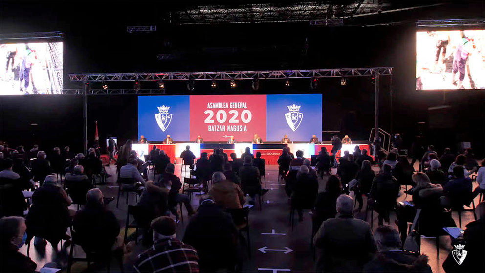 Asamblea de socios compromisarios de Osasuna celebrada en el Navarra Arena.