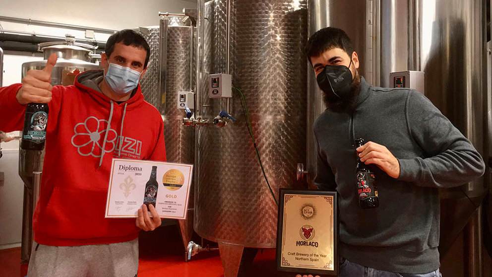 Asier Aguirre Lecea y David Salinas Lizaso, los dos socios y fundadores de Pamplona Brewing SL, con los dos premios recibidos en la sala de fermentadores que tienen en sus instalaciones. MORLACO BEER