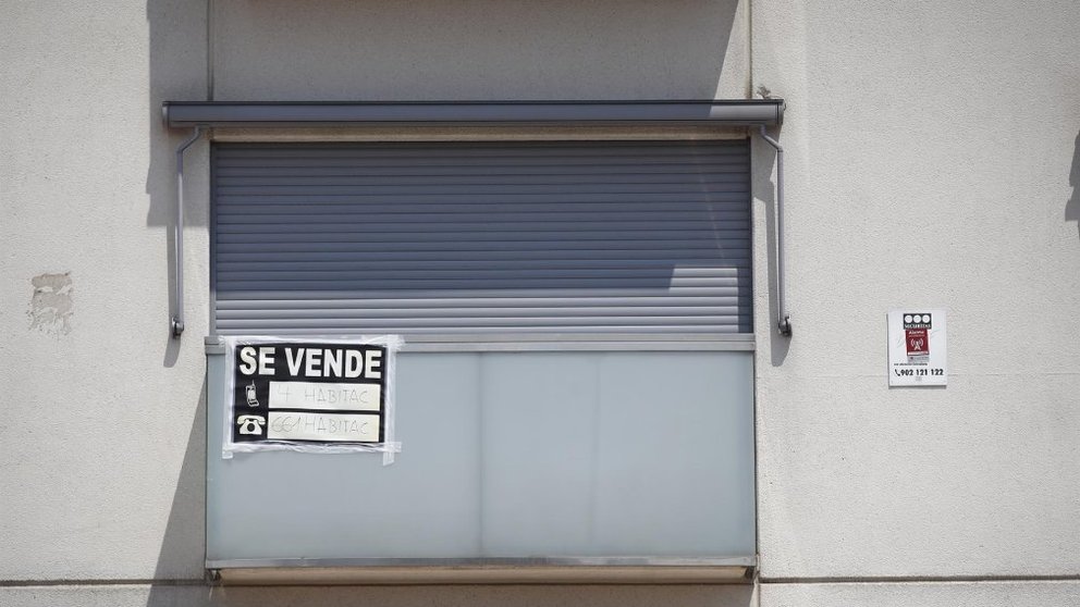 Cartel de 'se vende' en el balcón de un piso de un edificio de Madrid. EDUARDO SANZ/EP