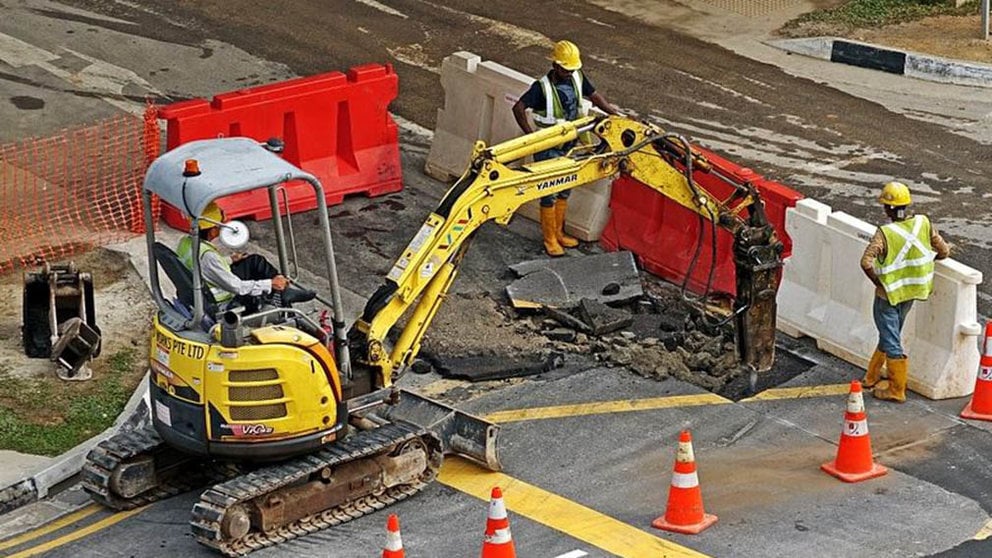 Operarios trabajan con una excavadora en las obras de una carretera ARCHIVO