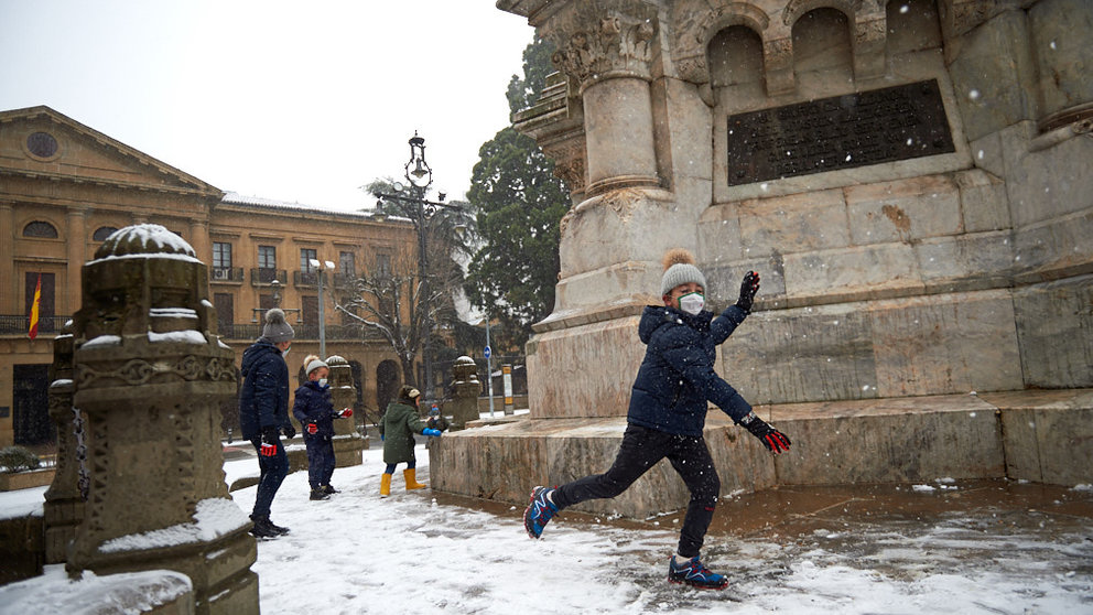 La borrasca Filomena golpea con fuerza la Comunidad Foral y deja gran cantidad de nieve en la capital. MIGUEL OSÉS