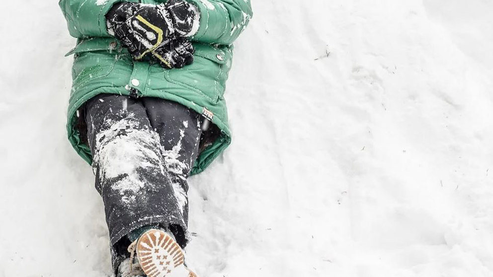 Un niño tumbado tras jugar con la nieve ARCHIVO