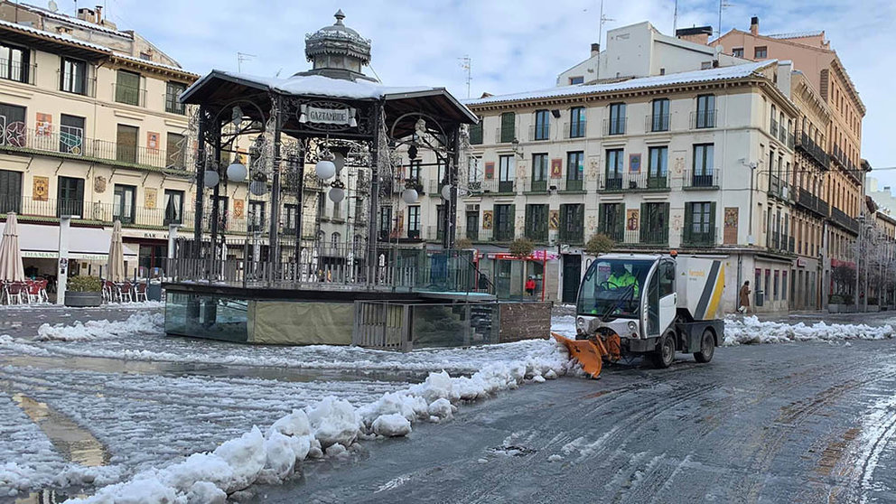 Imagen de la plaza de los Fueros en Tudela tomada el domingo después de horas de trabajo de los efectivos de limpieza tras la nevada provocada por la borrasca Filomena. CEDIDA