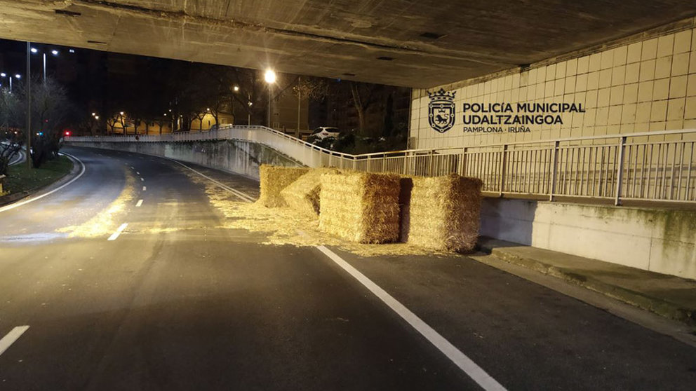 Pacas de paja caídas en la avenida de Navarra de Pamplona POLICÍA MUNICIPAL DE PAMPLONA
