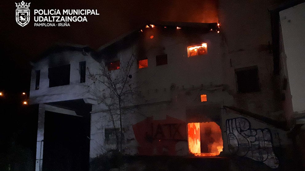 Incendio en la antigua harinera de Miluce. POLICÍA MUNICIPAL DE PAMPLONA