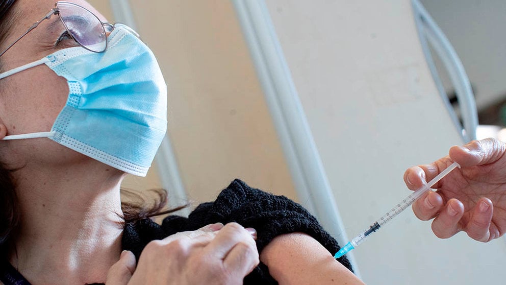 Una enfermera inyecta la vacuna de covid-19 a una compañera. EFE/Marta Pérez/Archivo
